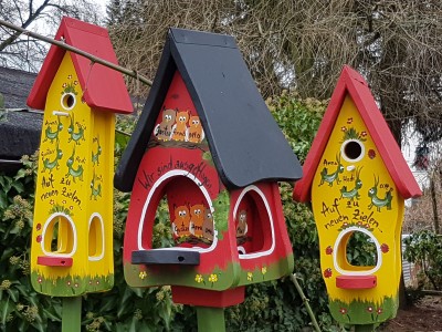 Futterhaus mit Silo - Futtervilla klein Eulen rot - personalisiert