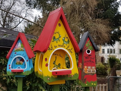 Futterhaus mit Silo - Futtervilla klein Grashüpfer gelb - personalisiert