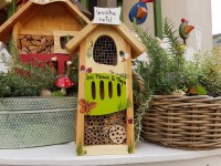 Insektenhotel klein kiwigrün personalisiert Insektenhotel klein kiwigrün personalisiert