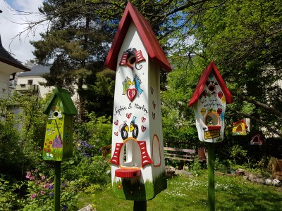 Kombiniertes Vogelhaus - Minivilla 2 Liebesnest 2 Raben 2 Vögel mit Katze weiß - personalisiert
