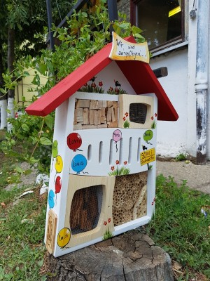 Insektenquartier weiß mit Luftballons - personalisiert