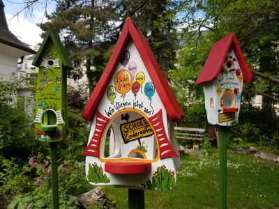 Futterhaus mit Silo - Futtervilla klein Luftballons weiß - personalisiert