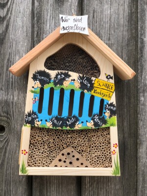 Insektenhaus "Insektenquartier klein hellblau mit Igeln" personalisiert