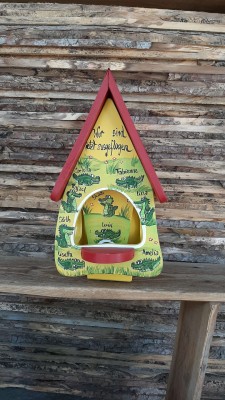 Futterhaus mit Silo - Futtervilla klein gelb Krokodile - personalisiert