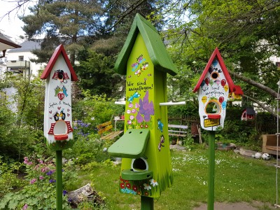 Futterhaus mit Silo - Futtertürmchen Schmetterlinge kiwi - personalisiert