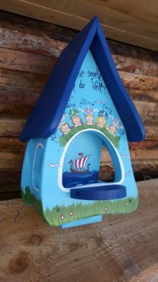 Futterhaus mit Silo - Futtervilla klein hellblau kleine Wikinger - personalisiert
