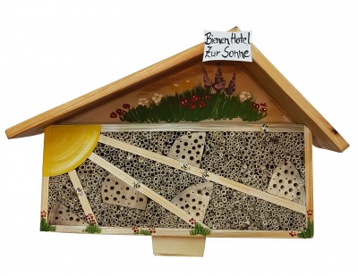 Bienenhotel "Bienen Hotel zur Sonne" bemalt stehend